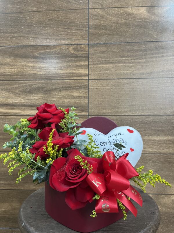 BOX coração branco de Pelúcia com Rosas Vermelhas