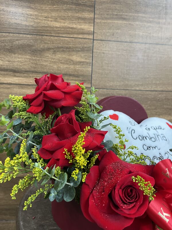 BOX coração branco de Pelúcia com Rosas Vermelhas - Imagem 3