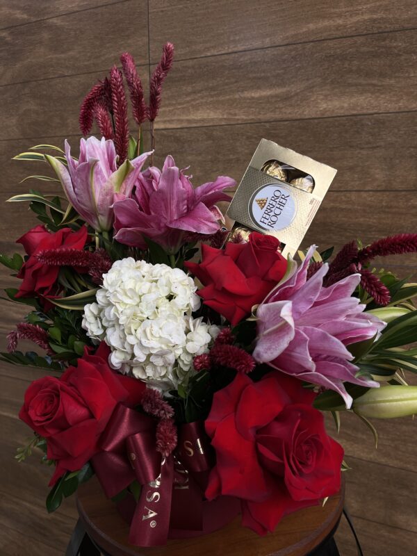 BOX Lírio dobrado, Rosa e Hortênsia Branca + Ferrero Rocher - Imagem 2