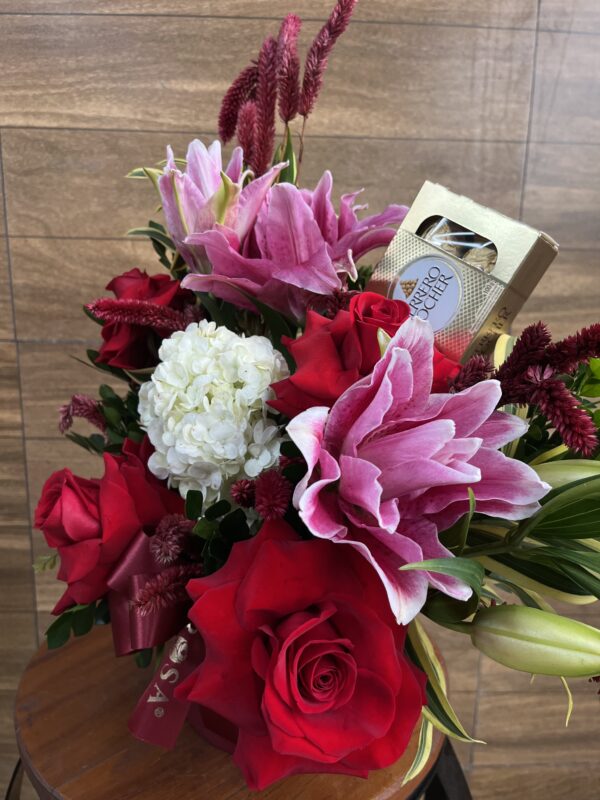 BOX Lírio dobrado, Rosa e Hortênsia Branca + Ferrero Rocher - Imagem 3