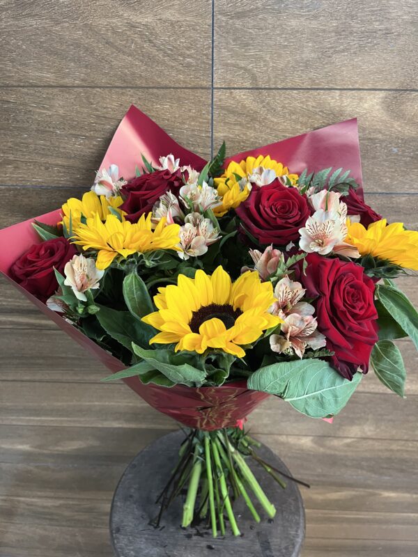 Buquê Uma Dúzia Rosa importada e Girassol