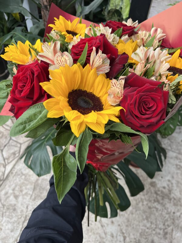 Buquê Uma Dúzia Rosa importada e Girassol - Imagem 3