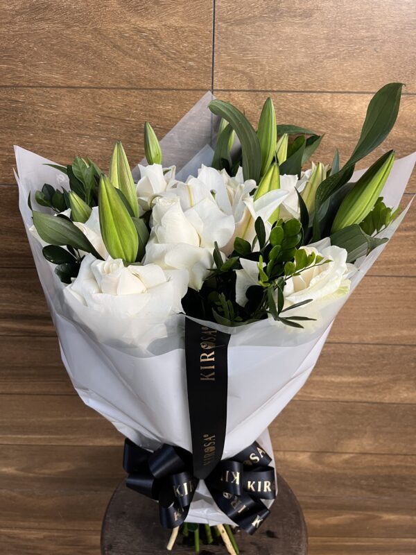 Buquê Rosas Brancas Importadas com Lírios.