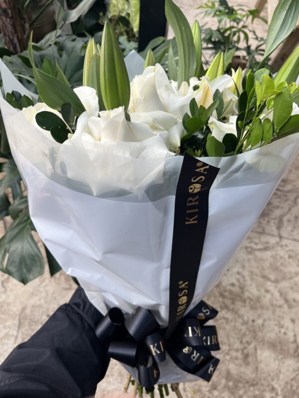 Buquê Rosas Brancas Importadas com Lírios. - Imagem 3