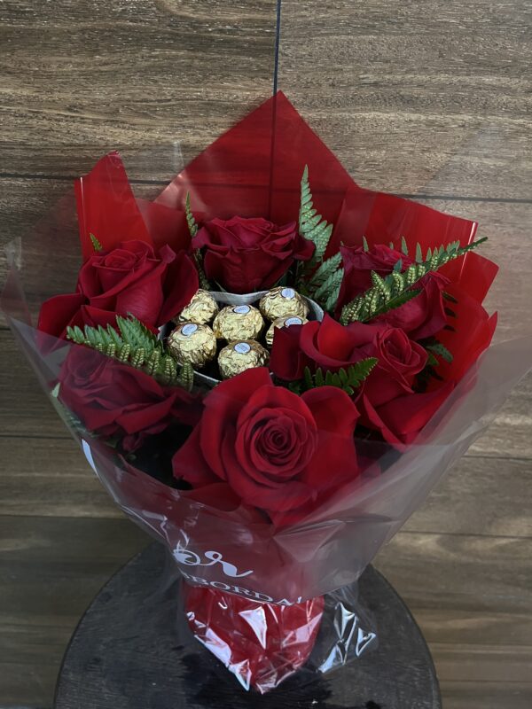 Topiaria 6 Rosas + Ferrero Rocher
