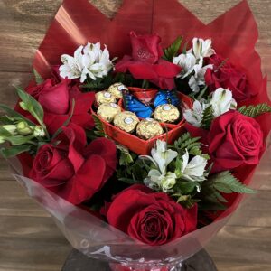 Topiaria 8 Rosas + Coração Ferrero Rocher e Borboleta decorada