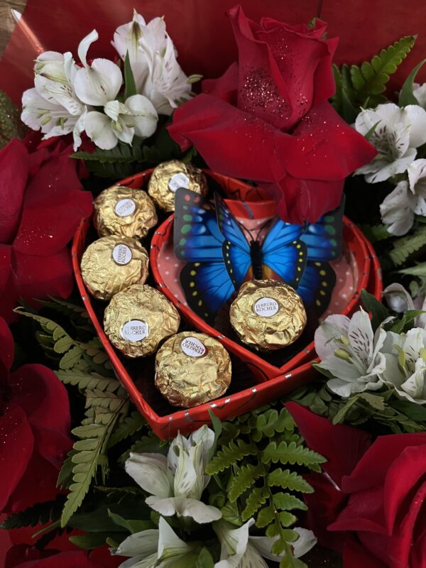 Topiaria 8 Rosas + Coração Ferrero Rocher e Borboleta decorada - Imagem 2