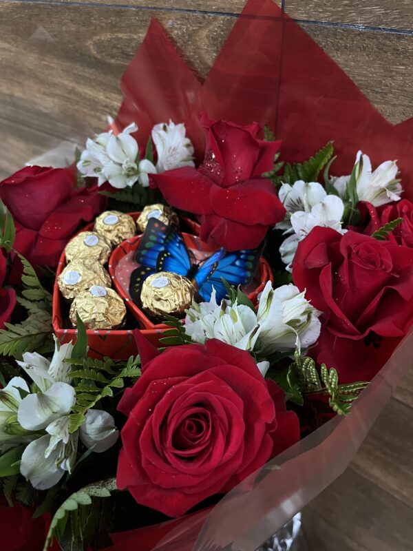 Topiaria 8 Rosas + Coração Ferrero Rocher e Borboleta decorada - Imagem 4