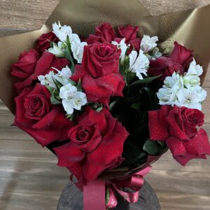Buquê 9 Rosas Importadas e Astromélia