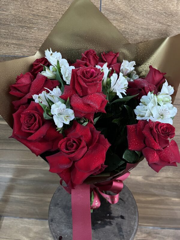 Buquê 9 Rosas Importadas e Astromélia