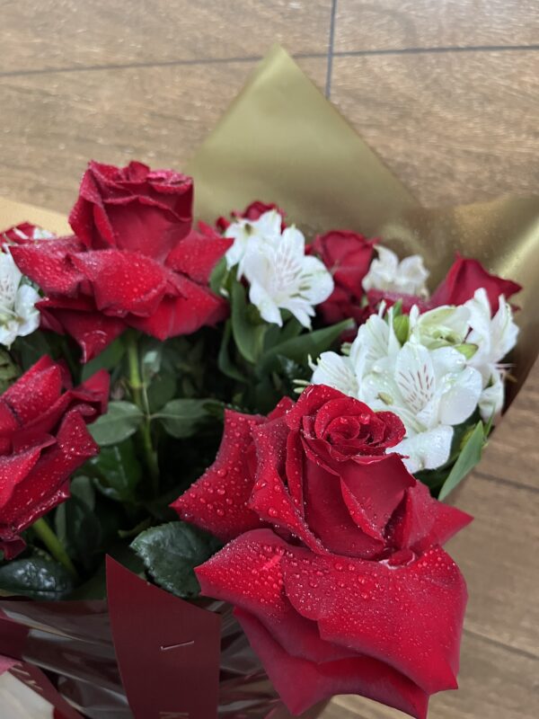 Buquê 9 Rosas Importadas e Astromélia - Imagem 4