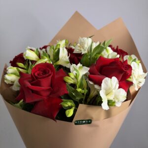 Buquê Meia Dúzia de Rosas Importadas + Astromélias