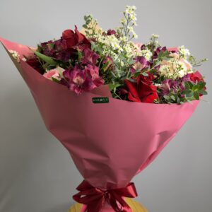 Buquê 6 rosas Importadas Cor de Rosa/Vermelhas + Astromélias