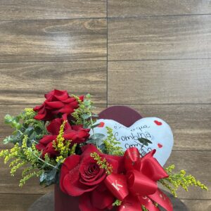 BOX coração branco de Pelúcia com Rosas Vermelhas