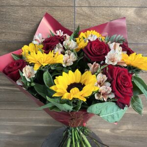 Buquê Uma Dúzia Rosa importada e Girassol