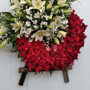 Coroa de flores lírios e rosas vermelhas