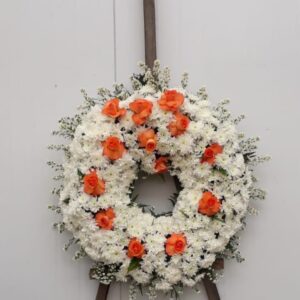 Coroa vazada de crisântemos e rosas