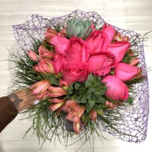 Buque Rosas + Suculentas + Alstromélias