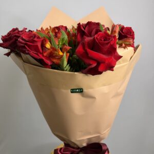 Buquê Uma Dúzia de Rosas importadas + Astromélias