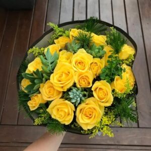 Topiaria rosas amarelas + mini suculentas